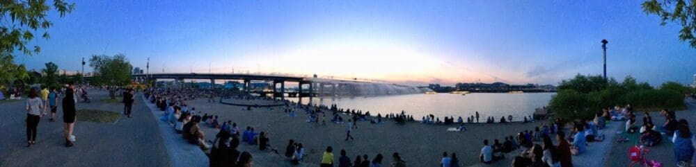 7 Brilliant Things to do at Banpo Hangang Park in Seoul 1 South side of Banpo Hangang Park and the Banpo Bridge Rainbow Fountain