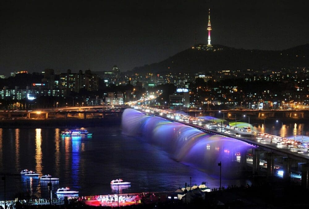 banpo bridge rainbow fountain at night