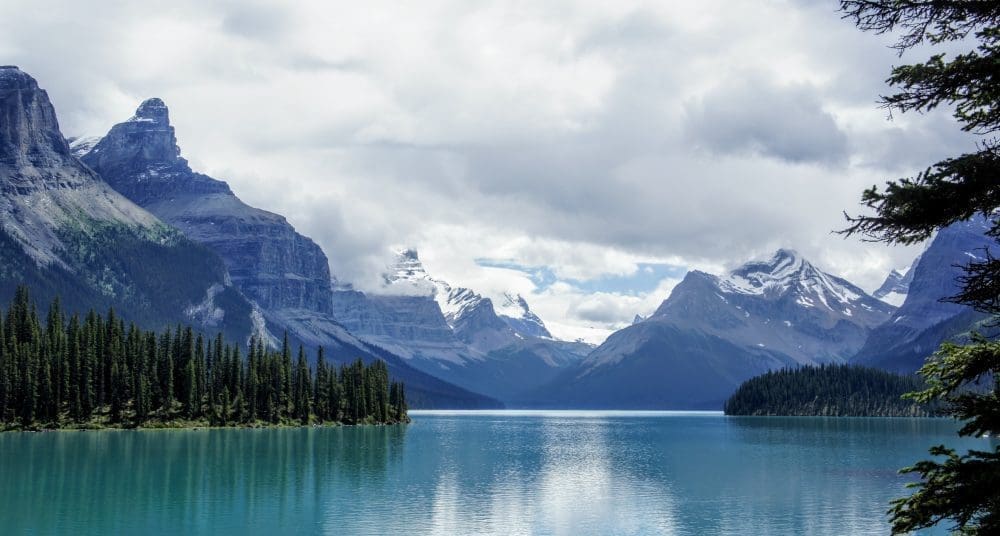 Maligne Lake Cruise | How to visit Famous Spirit Island in Jasper 3 maligne lake and the queen elizabeth ranges, maligne lake cruise