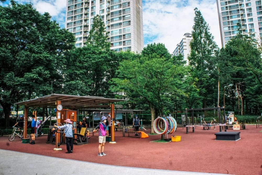 11 Fantastic Things to Do at Seokchon Lake Park in Jamsil 19 seokchon lake exercise area