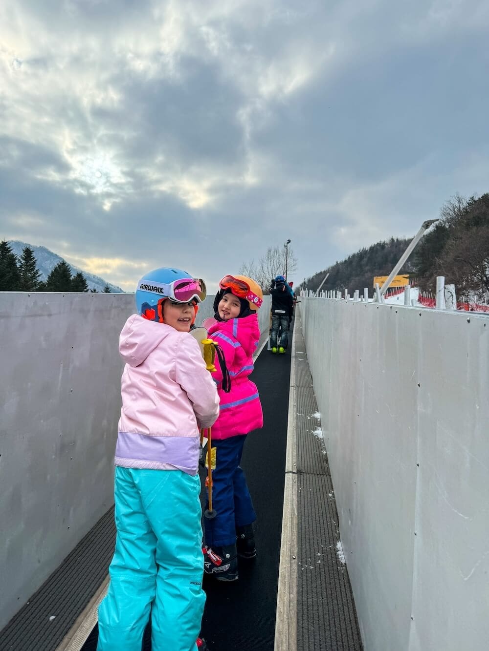 Skiing in Seoul & Beyond | 5 Ski Resorts in Korea Perfect for Every Level (Personal Experience!) 8 elysian gangchon ski resort conveyor belt