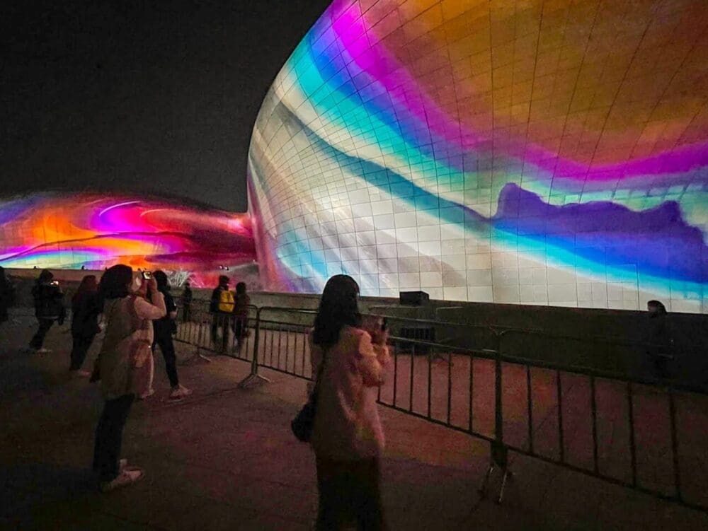 11 Brilliant Things to do at Dongdaemun Design Plaza (DDP Seoul) 14 dongdaemun design plaza | seoul light