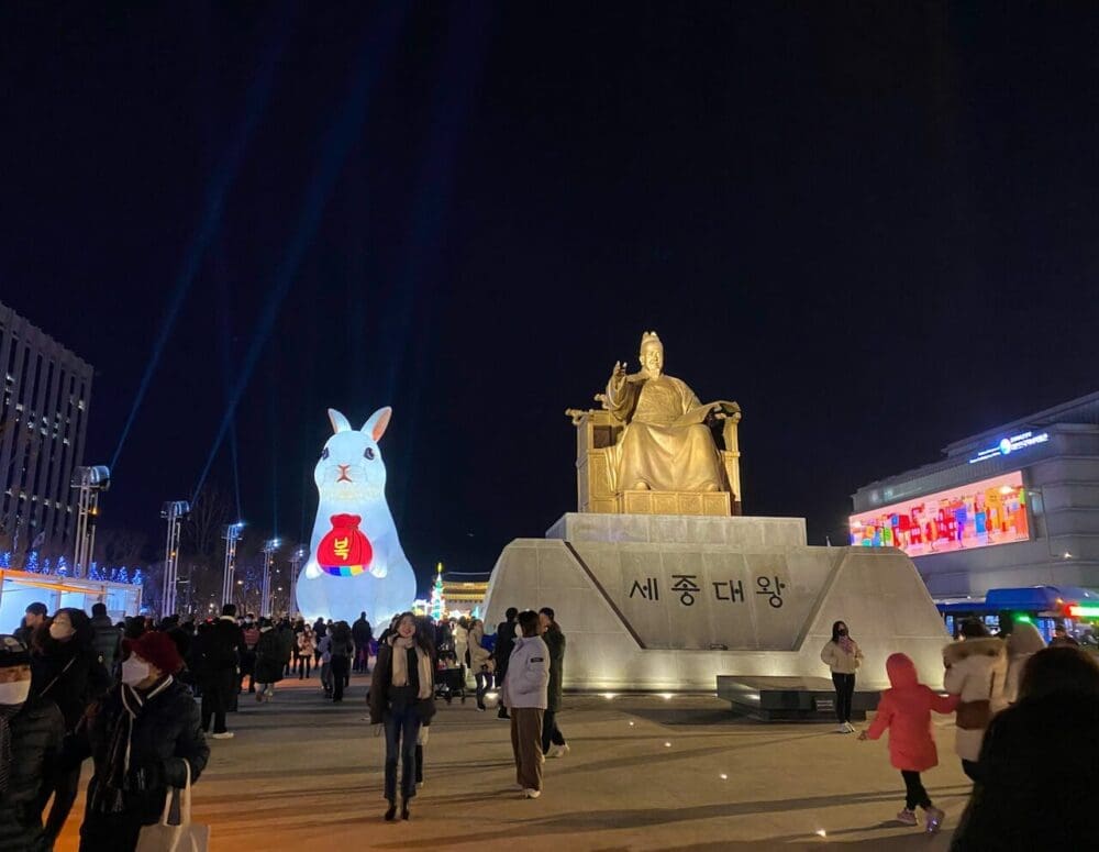 seoul at night | gwanghwamun plaza