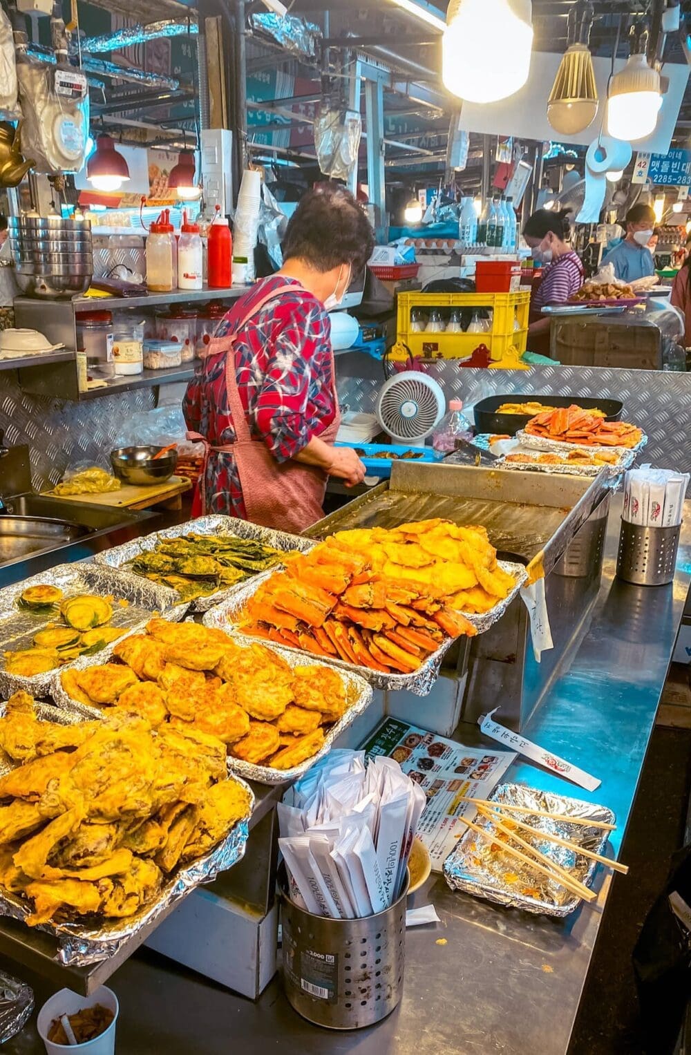 Budget Shopping in Seoul? 7 Cheap Places to Buy the Cutest Fashion, Accessories and Souvenirs 11 budget shopping in seoul | gwangjang market