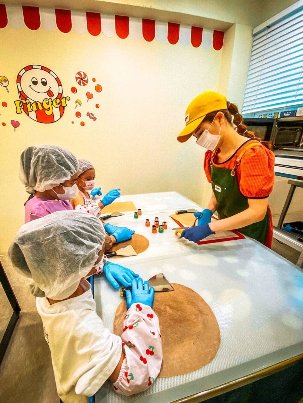 76 Delightful Things to do on a Rainy Day in Seoul (+ Heat and Pollution too!) 38 kids participating in a candy making workshop on a rainy day in seoul