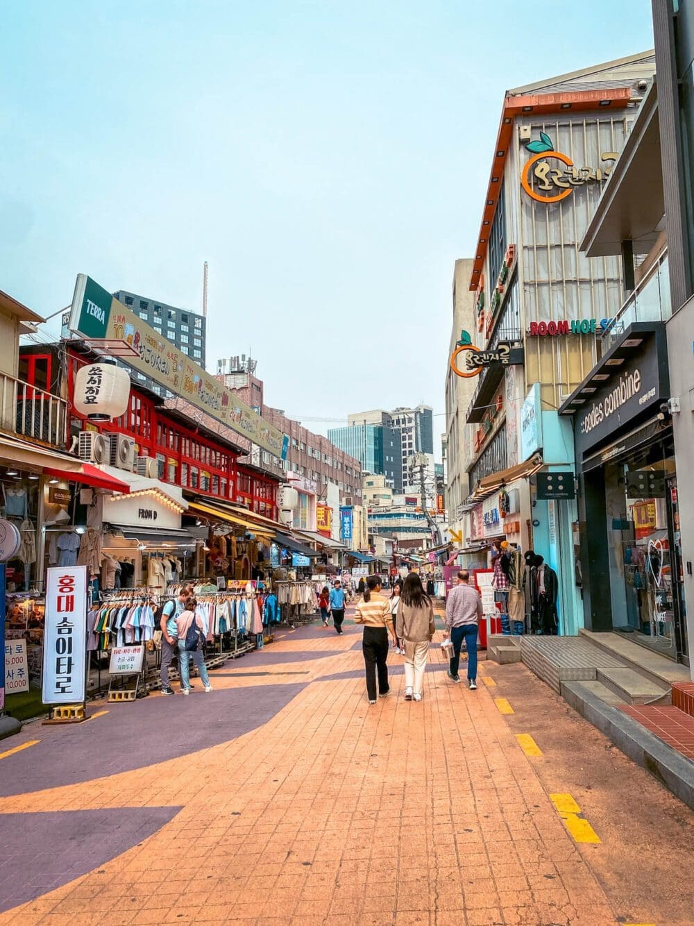 Budget Shopping in Seoul? 7 Cheap Places to Buy the Cutest Fashion, Accessories and Souvenirs 7 budget shopping in seoul | hongdae