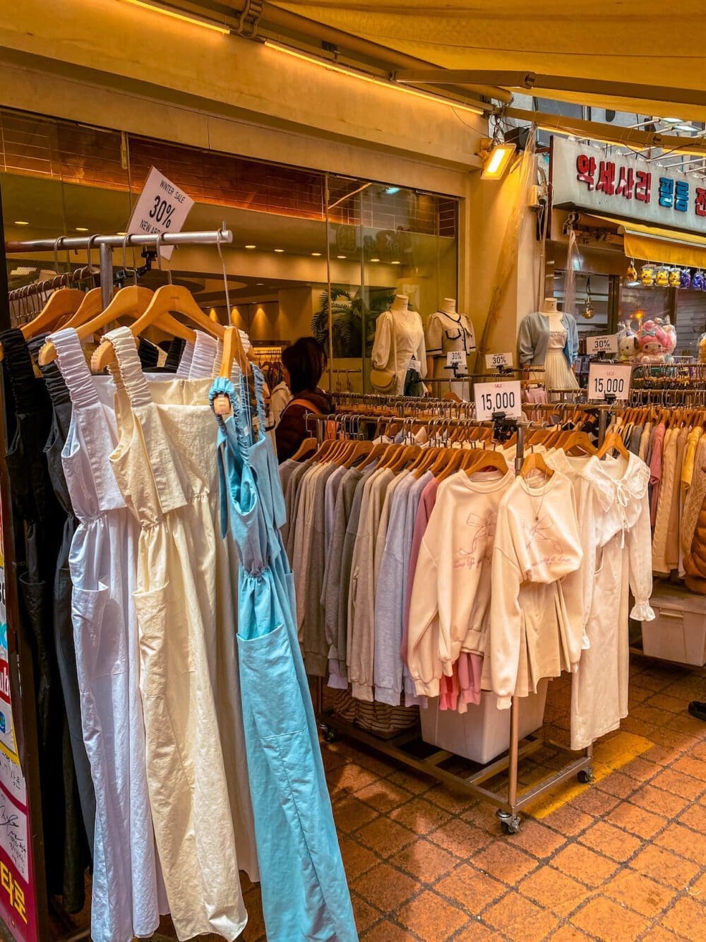 Budget Shopping in Seoul? 7 Cheap Places to Buy the Cutest Fashion, Accessories and Souvenirs 6 budget shopping in seoul | hongdae shopping street
