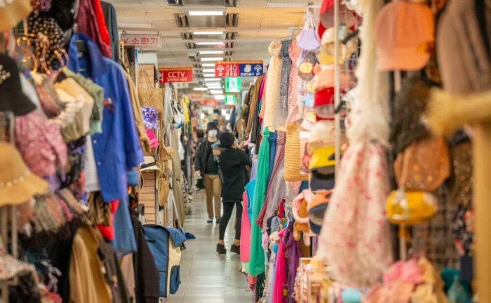 Budget Shopping in Seoul? 7 Cheap Places to Buy the Cutest Fashion, Accessories and Souvenirs 17 affordable shopping in seoul | dongdaemun shopping complex