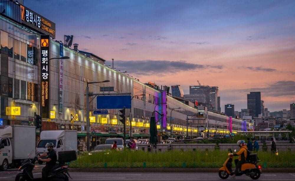 Budget Shopping in Seoul? 7 Cheap Places to Buy the Cutest Fashion, Accessories and Souvenirs 16 budget shopping in seoul | dongdaemun market