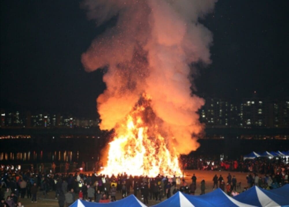 Jeongwol Daeboreum Fire Festival | 7 Places to Celebrate the Great Full Moon in South Korea 20 daljib taeugi | daegu geumho river daeboreum