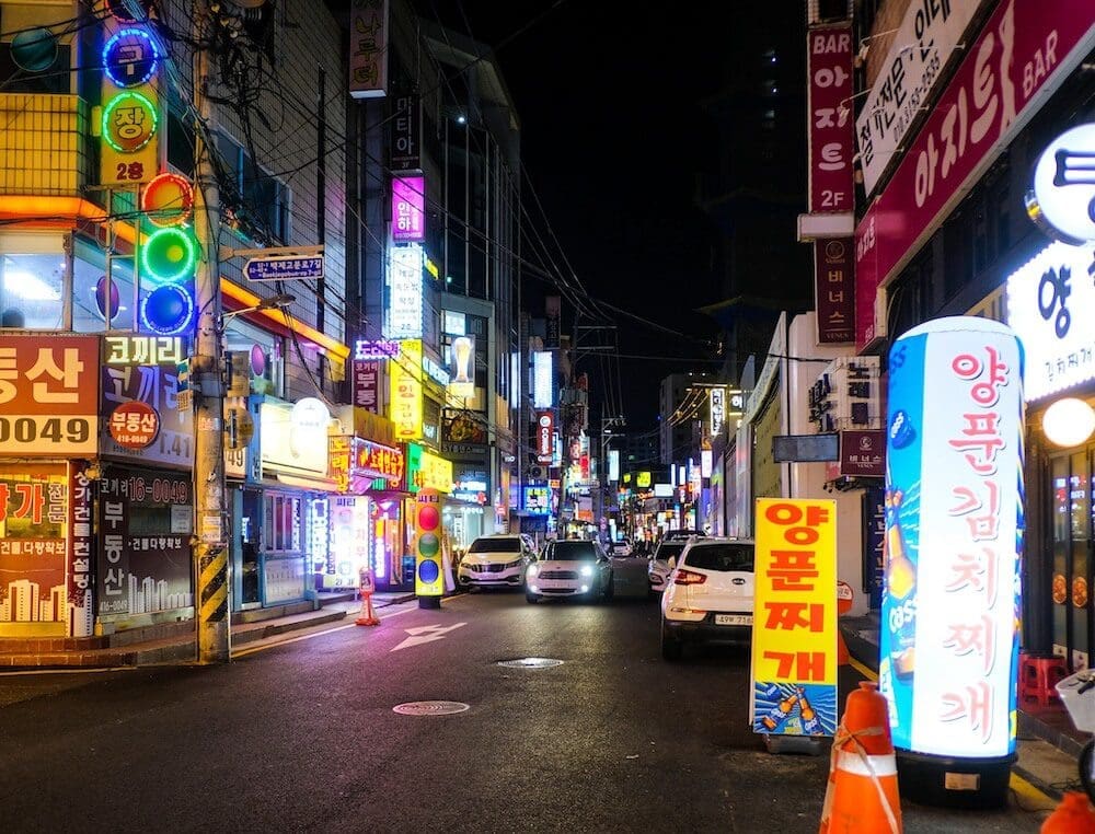 7 Delicious Places to Eat near Jamsilsaenae Station in Seoul | My Personal Favorites! 1 jamsilsaenae station area at night