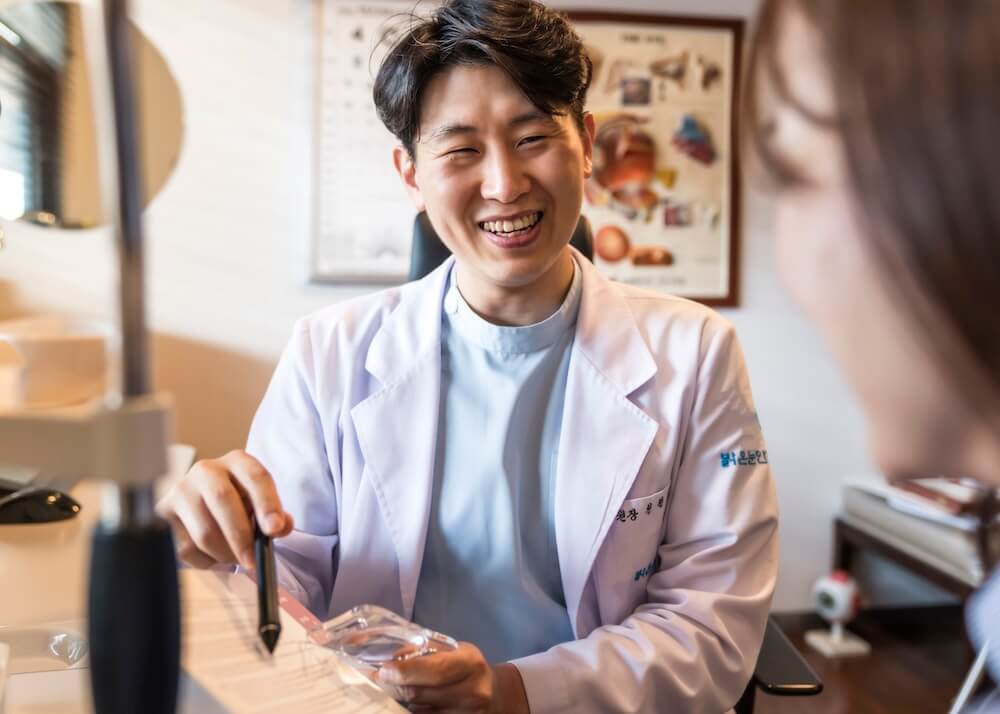 Dr. Cheon Hyun Chul at Bright Eye Clinic in Seoul