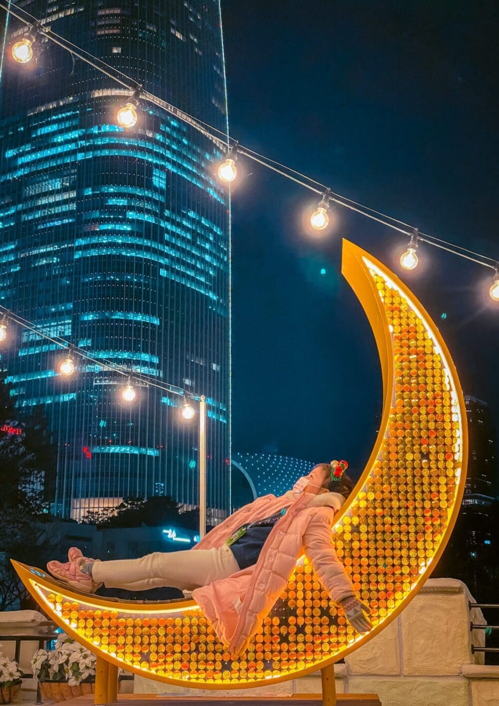Lotte World Aquarium Review | Under the Sea with 650 Incredible Marine Species 17 girl in neon moon at lotte world adventure