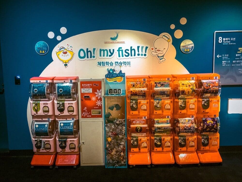 Lotte World Aquarium Review | Under the Sea with 650 Incredible Marine Species 13 oh my fish feeding at lotte world aquarium